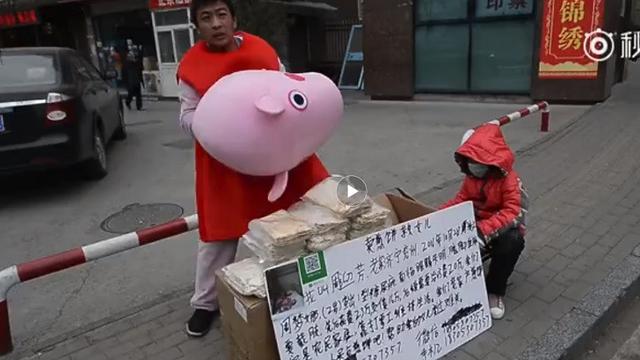 Pria Ini Rela Berkostum Babi Demi Biayai Pengobatan Penyakit Anaknya