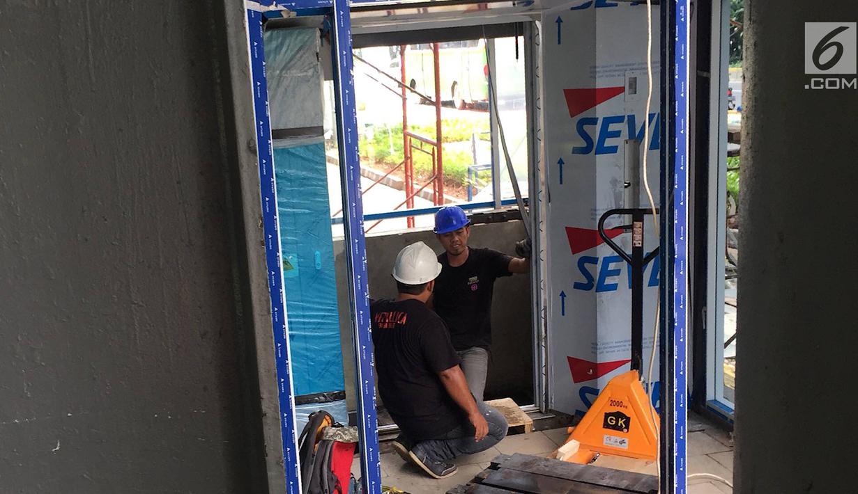 Pekerja menyelesaikan pembangunan lift pada jembatan penyeberangan orang di kawasan Senayan, Jakarta, Senin (13/5). Pembangunan lift pada tiga JPO yang berada di Jalan Sudirman itu bertujuan meningkatkan kenyamanan kepada warga dan ditargetkan rampung akhir bulan ini.(Liputan6.com/Immanuel Antonius)