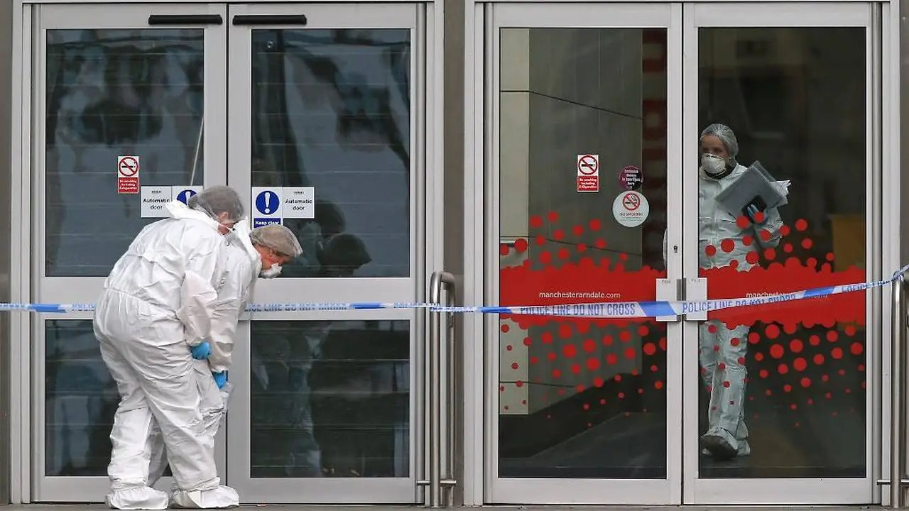 Petugas forensik polisi bekerja di kompleks perbelanjaan Arndale Centre di Manchester, Inggris. (AFP)
