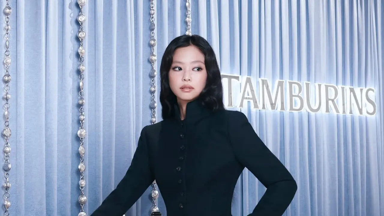 Usai Dikabarkan Putus Kontrak, Jennie BLACKPINK Muncul di Pop-up Tamburins dengan Gaya Gothic Serba Hitam