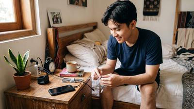 6 Cara Menata Kabel Charger di Samping Tempat Tidur, Rapi dan Aman dari Risiko Kebakaran