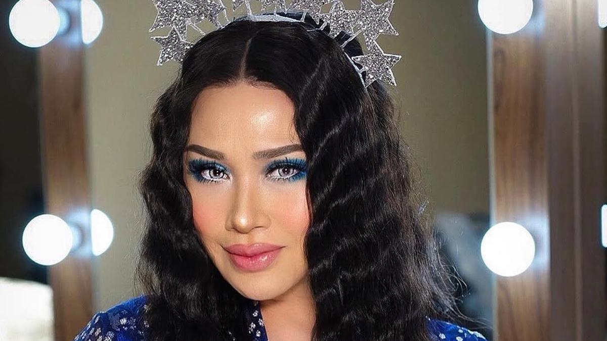 7 Pilihan Gaun Brokat Modern ala Titi DJ, Tampil Glamor Usia 60 Tahun
