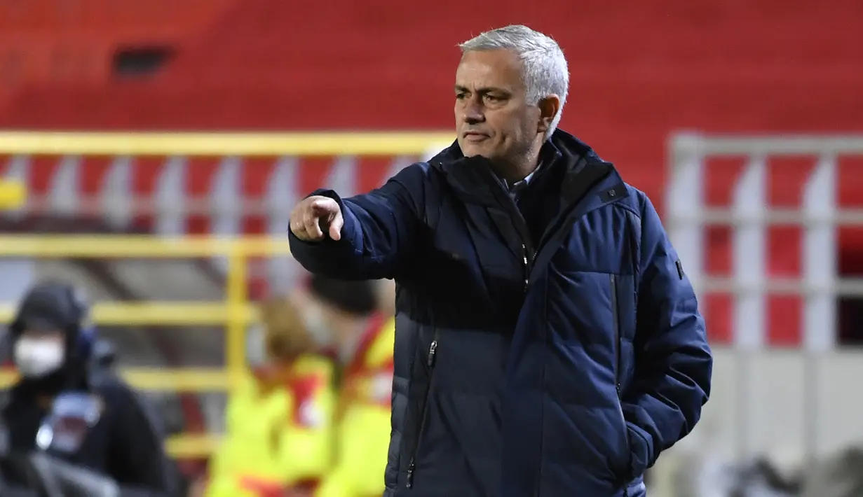 Pelatih Tottenham, Jose Mourinho, memberikan arahan kepada pemainnya saat menghadapi Antwerp pada laga lanjutan Liga Eruopa 2020/2021 di BosuilStadion, Jumat (30/10/2020) dini hari WIB. Tottenham kalan 0-1 oleh Antwerp. (AFP/John Thys)