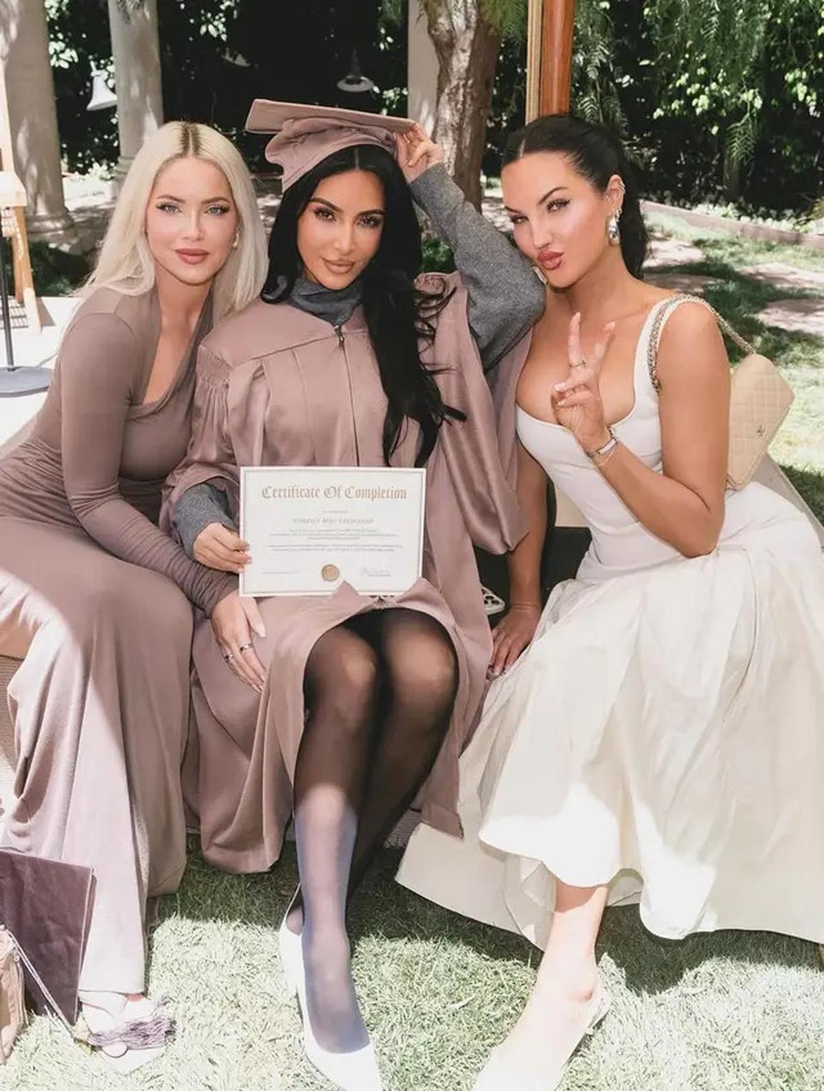 6 Tampilan Kim Kardashian Mengenakan Toga saat Lulus Program Studi Hukum di Usia 44 Tahun