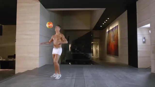 Majalah fashion GQ menampilkan video Cristiano Ronaldo memeragakan aksi juggling hanya mengenakan pakaian dalam di rumahnya yang mewah.