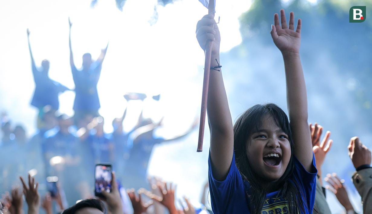 Salah satu bobotoh cilik yang hadir dalam pawai juara BRI Super League musim ini di Kota Bandung, Minggu (24/05/2026) pagi WIB. (Bagaskara Lazuardi/Bola.com)