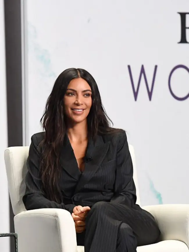 Selain itu, Kim Kardashian pernah menyebut ayah tirinya, Caitlyn Jenner seperti kacang yang lupa kulitnya. Sampai sekarang ini belum diketahui bagaimana kelanjutan hubungan Kim dan Caitlyn. (AFP/Bintang.com)