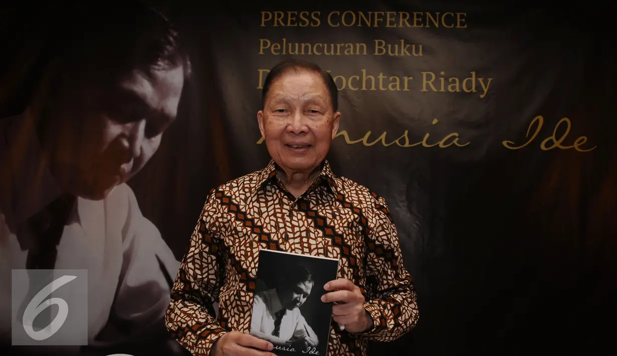 Salah satu orang terkaya di Indonesia versi majalah Forbes, Mochtar Riady memperlihatkan buku Manusia Ide saat peluncuran di Jakarta, Selasa (26/1/2016). Buku ini lintas generasi yang berisi pengalaman serta kisah nyata. (Liputan6.com/Helmi Fithriansyah)