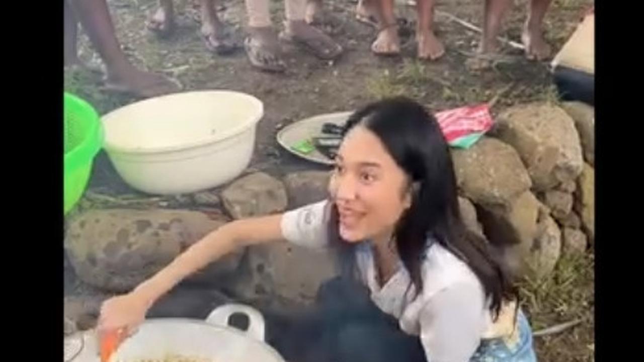 Potret Azizah Salsha Ikut Aksi Sosial di Wamena, Bantu Memasak hingga Bermain dan Bernyanyi Bersama Anak-Anak