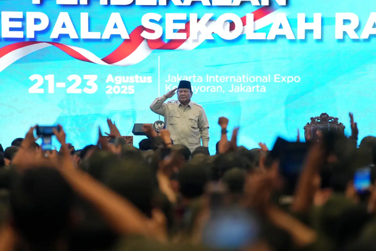 Presiden Tunjukkan Rasa Bangga, Beri Hormat ke Guru, Menteri, dan Kepala Sekolah Rakyat