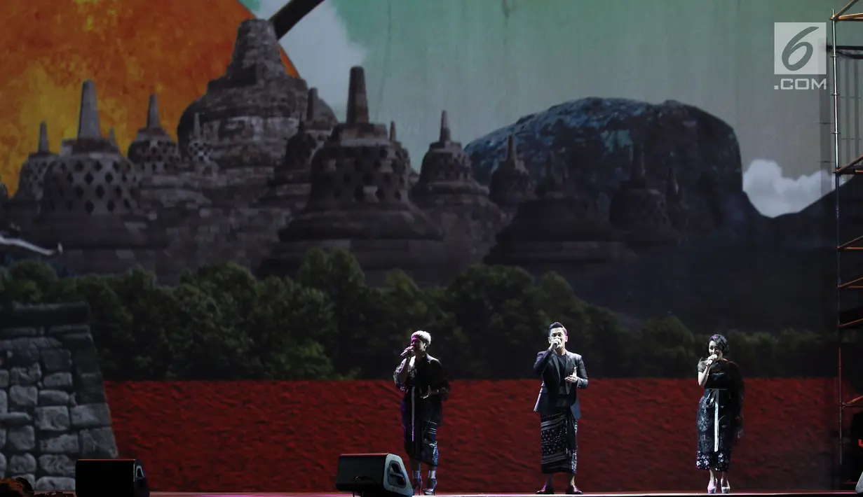 Penyanyi Dira Sugandi, Eka Deli, dan Gabriel Hervianto membawakan lagu berjudul Harmoni dalam Konser Pancasila Gemilang di JCC, Jakarta, Selasa (22/8). Lagu tersebut menggambarkan Sila Ketiga, Persatuan Indonesia. (Liputan6.com/Herman Zakharia)
