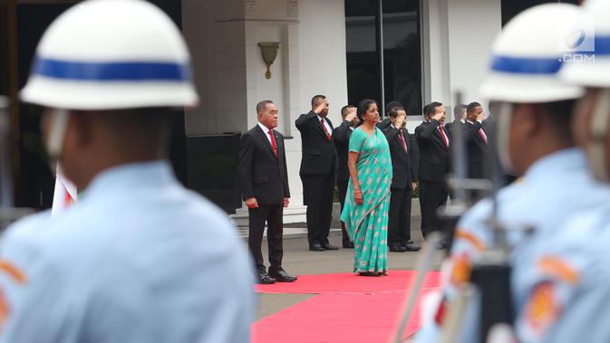 Menhan India, Nirmala Sitharaman melakukan jajar kehormatan di halaman Kantor Kementerian Pertahanan, Jakarta, Selasa (23/10). Kunjungan Menhan India Tersebut untuk mempererat kerja sama bidang keamanan kedua negara. (Lipuann6.com/Angga Yuniar)
