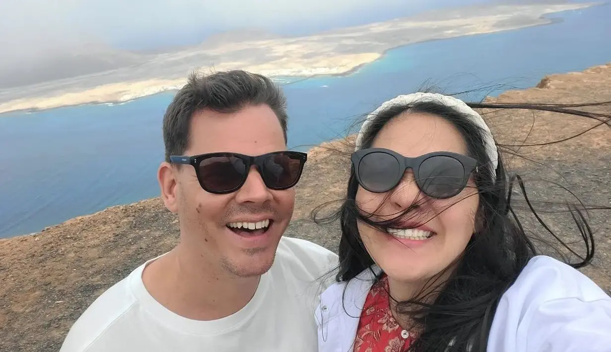 <p>Salah satu tujuan Gracia Indri dan suami adalah Mirador del Rio yang menghadap laut lepas. Angin bertiup begitu kencang, namun Gracia dan suami tetap semangat. (FOTO: instagram.com/graciaz14)</p>
