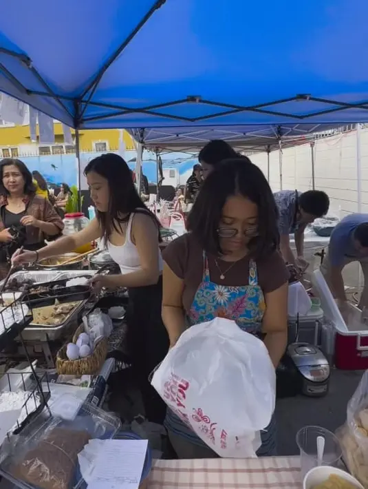 Di Amerika, Cinta juga mengendarai mobil sendiri. Momen Cinta saat bekerja untuk mencari uang tambahan dengan jualan. Penampilan Cinta di Amerika seperti orang biasa. [instagram/king_uyakuya]