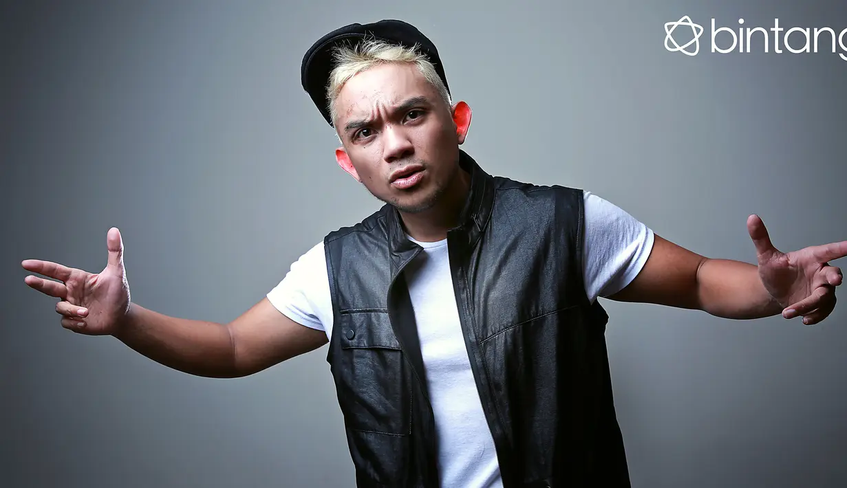 Artis asal Brunei Darussalam, Fakhrul Razi tahun ini menjalani lebaran di tiga negara. Brunei Darussalam, Malaysia dan Indoensia. Sejak rencana nikahnya dengan Rina Nose batal, ia banyak mendapat cibiran dari netizen. (Febio Hernanto/Bintang.com)