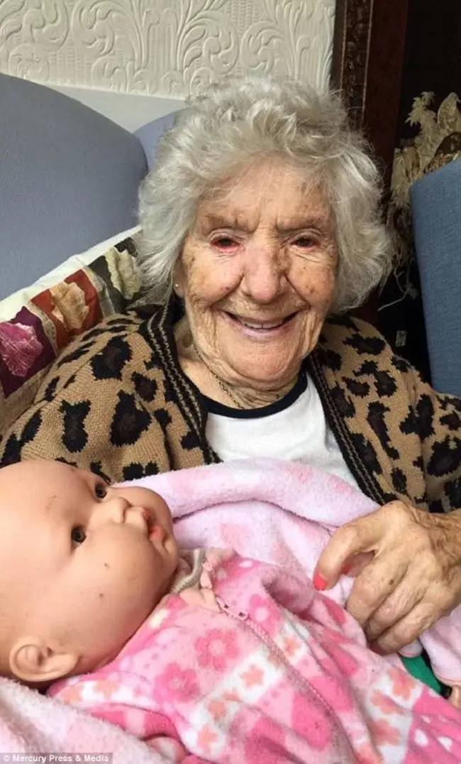 Nenek 94 tahun ini menderita demensia dan mengira boneka sebagai cucunya. (Sumber Foto: Dailymail)