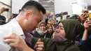 Reaksi keluarga  terdakwa kasus dugaan perintangan penyidikan pada kasus pembunuhan Brigadir Yosua, Irfan Widyanto usai sidang putusan di Pengadilan Negeri Jakarta Selatan, Jumat (24/2/2023).  Polisi yang berpangkat AKP ini disebut majelis hakim menuruti perintah Ferdy Sambo yang saat itu menjabat Kadiv Propam Polri untuk menutupi penyebab kematian Brigadir J. (Liputan6.com/Herman Zakharia)
