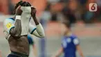 Reaksi salah satu pemain Timnas Inggris usai dikalahkan Uzbekistan pada pertandingan babak 16 besar Piala Dunia FIFA U-17  di Jakarta International Stadium (JIS), Rabu (22/11/2023). (Bola.com/Muhammad Iqbal Ichsan)