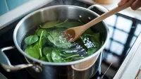 Cara Masak Bayam agar Tidak Menghitam dan Nutrisinya Tetap Terjaga