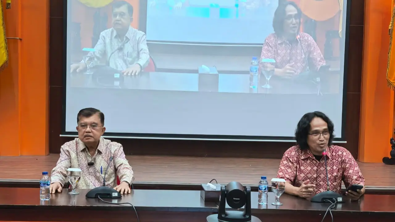 Wakil Presiden ke-10 dan 12 Jusuf Kalla (JK) dalam kuliah umum yang berlangsung di Auditorium Juwono Sudarsono, Fakultas Ilmu Sosial dan Ilmu Politik (FISIP) Universitas Indonesia.