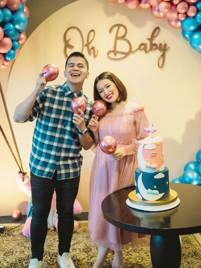 Rosiana Dewi dan Handika Pratama gelar tasyakuran kehamilan dan gender reveal