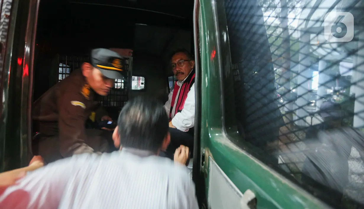 Selain itu, satu tersangka lagi adalah HJ selaku Sub Koordinasi Rencana Kerja Anggaran Biaya (RKAB) Kementerian ESDM. Total sudah ada 10 tersangka yang ditetapkan dalam kasus tersebut. (Liputan6.com/Faizal Fanani)