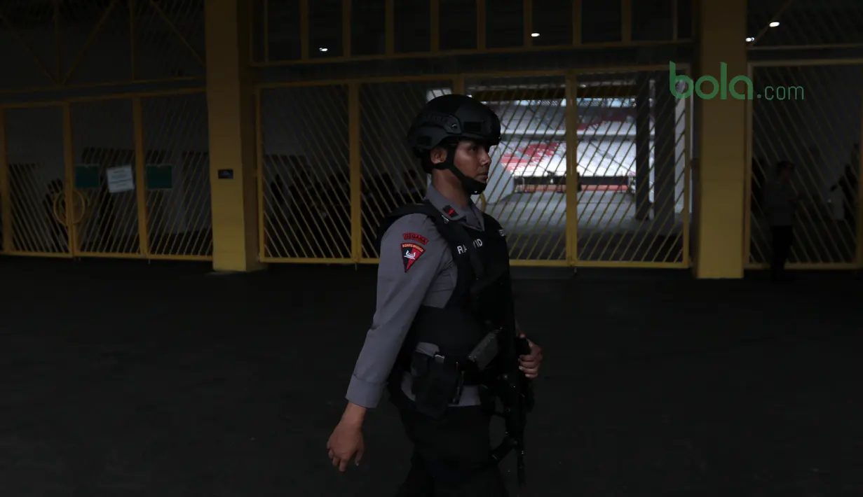 Polisi anti Huru-hara berjaga sekitar pintu stadion jelang Laga grup H Piala AFC 2018 di Stadion Utama GBK, Senayan, Jakarta (28/2/2018). Laga ini mempertemukan Persija dan Tampines Rovers.. (Bola.com/Nick Hanoatubun)