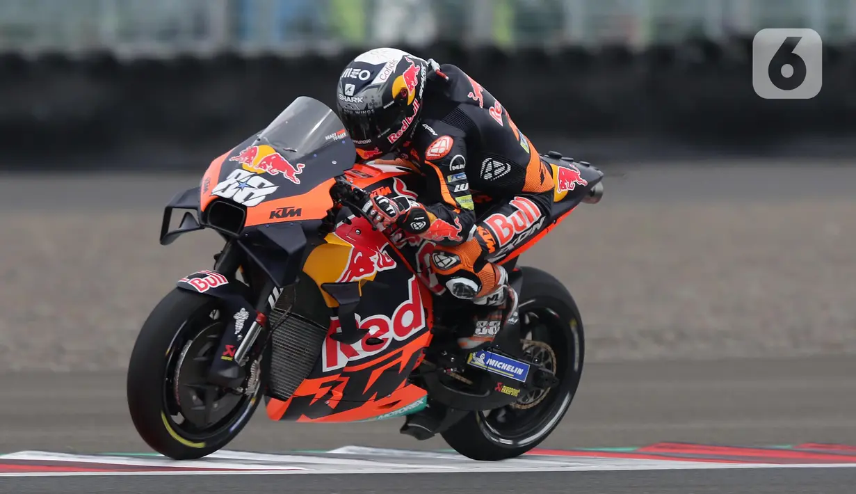 Pembalap Red Bull KTM Factory Racing, Miguel Oliveira saat sesi kualifikasi MotoGP di Pertamina Mandalika International Street Sirkuit, Nusa Tenggara Barat, Sabtu (22/3/2022). (Liputan6.com/Helmi Fithriansyah)