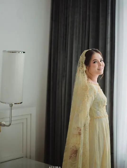 Di momen pengajian, Masayu Clara mengenakan dress brokat warna kuning pastel dengan aksen payet warna senada. (Instagram/rumahadat.byharis).
