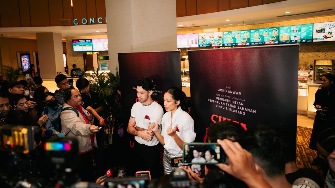 Reza Rahadian dan Faradina Mufti saat diwawancara. (Source: Come and See Pictures)