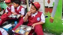 Siswa menyantap makanan Program Makan Bergizi Gratis (MBG) di SDN Meruyung, Depok, jawa Barat, Senin, 13 Juli 2007. (KLY/ Arie Basuki)