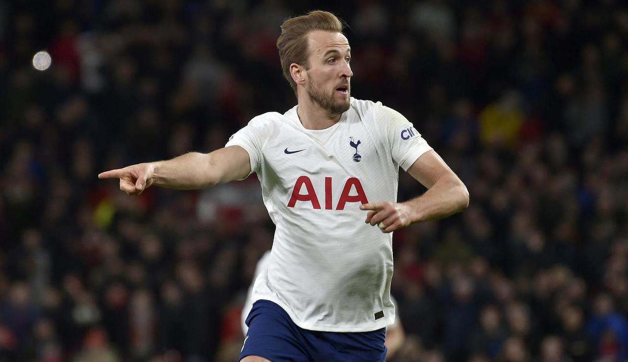 Harry Kane. Striker Inggris berusia 28 tahun yang kini memasuki musim ke-12 bersama Tottenham Hotspur ini menempati posisi ketiga sebagai pemain Liga Inggris pencetak gol terbanyak di semua ajang kompetisi. Hingga kini ia telah mencetak 21 gol di semua ajang dari total 39 laga. (AP/Rui Vieira)