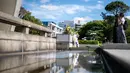 Orang-orang berdoa di depan cenotaph di Taman Peringatan Perdamaian Hiroshima di kota Hiroshima pada tanggal Satu 12 Oktober 2024. (Philip FONG/AFP)