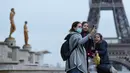 Seorang ibu dan anak-anaknya berswafoto di Lapangan Trocadero dekat Menara Eiffel di Paris, Prancis, pada 16 November 2020. Prancis pada Senin (16/11) melaporkan tambahan 506 kematian akibat virus corona COVID-19, lebih tinggi dibandingkan 302 kematian pada Minggu (15/11). (Xinhua/Gao Jing)