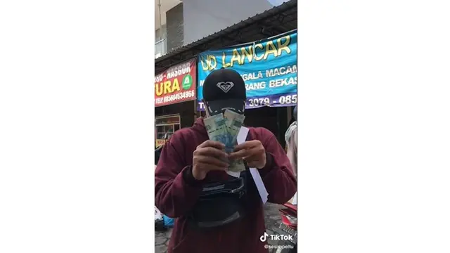 Petik Manfaat, Pria Ini Untung Ratusan Ribu Hasil Jual Kertas Revisi Skripsi