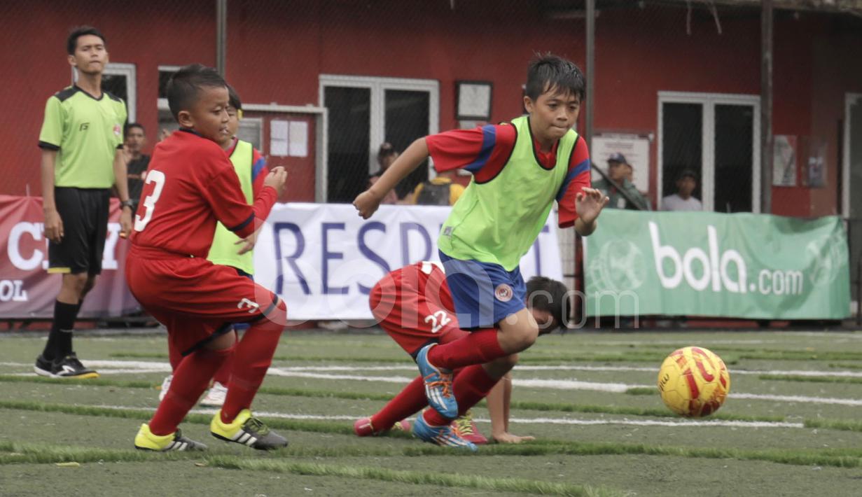 Pemain Kissen FC Korea Selatan (kanan) berebut bola dengan pemain ASIOP Apacinti dalam laga U-10 Serpong City International Soccer Tournament di Sabnani Park, Tangerang Selatan. Sabtu (3/12/2016). (Bola.com/Arief Bagus)
