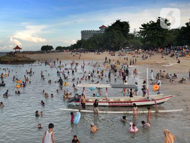 Wisatawan beraktifitas di kawasan Pantai&amp;nbsp; Sanur, Denpasar, Bali, Senin (2/5/20222). Ribuan wisatawan lokal&amp;nbsp; dari seputar kota Kenpasar dan kota-kota di Pulau Jawa memadati Pantai Sanur untuk mengisi liburan Idul Fitri 1443 H. (merdeka.com/Arie Basuki)