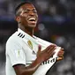 Striker Real Madrid, Vinicius Junior, merayakan kemenangan atas Al-Ain pada laga final Piala Dunia Antarklub di Stadion Zayed Sports City, Abu Dhabi, Sabtu (22/12). Al-Ain kalah 1-4 dari Madrid. (AFP/Giuseppe Cacace)