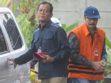 Mantan Ketua DPRD Tulungagung, Supriyono tiba untuk menjalani pemeriksaan di Gedung KPK, Jakarta, Selasa (7/1/2020). Supriyono diperiksa sebagai tersangka terkait dugaan menerima suap pengadaan barang dan jasa di Pemkab Tulungagung tahun anggaran 2018. (merdeka.com/Dwi Narwoko)