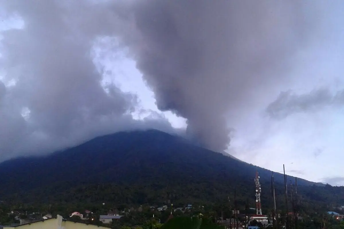 20160803-gunung gamalama-ternate-abu asap vulkanik