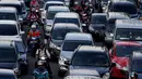 Kendaraan bermotor melintas di persimpangan Jalan Medan Merdeka Timur, Jakarta, Rabu (14/1/2015). (Liputan6.com/Faizal Fanani)