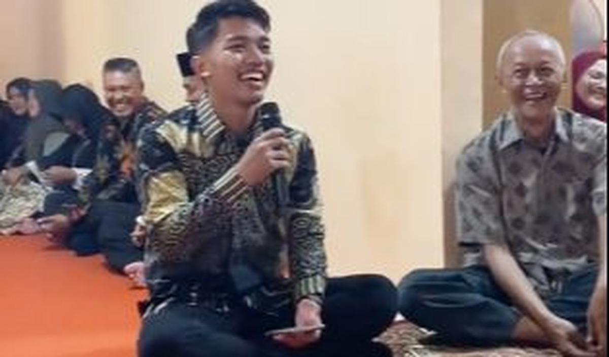 Semakin dekat dengan sang wanita, pria tersebut mengaku perkiraannya salah. Dia lantas melempar ungkapan yang begitu menggelitik hingga membuat para hadirin tertawa lepas. <br>