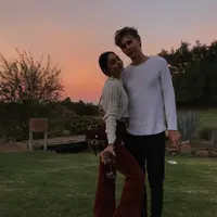 Vanessa Hudgens baru-baru ini bikin fans penasaran dengan pertanyaan dirinya sudah bertunangan dengan Austin Butler atau belum. (instagram/vanessahudgens)