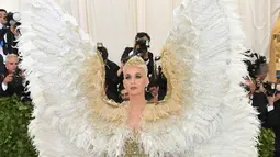 Gaya dandanan penyanyi Katy Perry saat menghadiri Met Gala 2018 di Metropolitan Museum of Art, New York (7/5). Ajang ini merupakan kesempatan bagi para selebritas Hollywood untuk memamerkan penampilan terbaiknya. (Neilson Barnard / Getty Images / AFP)