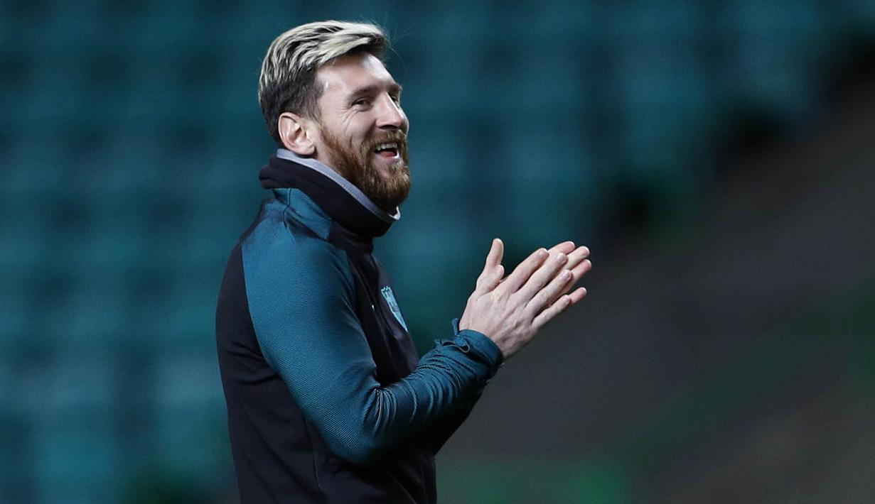 Bintang Barcelona, Lionel Messi, berlatih jelang laga Liga Champions melawan Celtic di Cetic Park, Skotlandia, Selasa (22/11/2016). Messi kembali membela Barca setelah pada pertandingan sebelumnya absen saat melawan Malaga. (Reuters/Lee Smith)