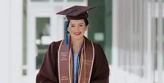 Kebahagiaan menyelimuti Beby Tsabina. Aktris cantik itu membagikan beberapa momen saat wisuda. Wanita berusia 20 tahun itu akhirnya menyelesaikan pendidikannya selama empat tahun. Beby lulus dari Western Michigan University dengan predikat summa cum laude alias menjadi lulusan terbaik. [Instagram/bebytsabina]