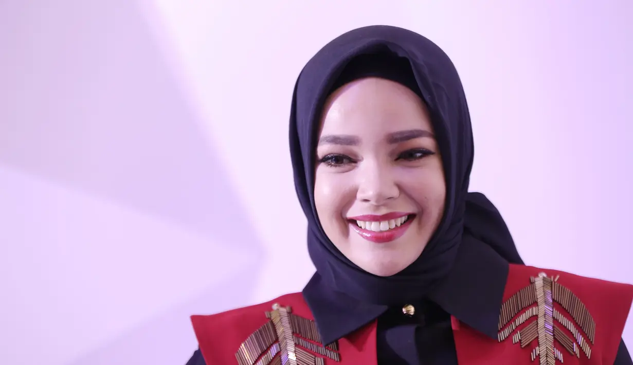 "Kalau pun saya bilang lagi bereksperimen, kan tetap semua ada koridor ada etika dalam berdandan. Saya dandan untuk suami," ujar Dewi Sandra. (Galih W. Satria/Bintang.com)