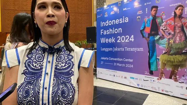 Sosialita Novita Emilda di Indonesia Fashion Week (IFW) 2024.