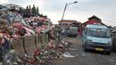 Angkutan umum melintas di samping tempat pembuangan sampah (TPS) di Blok C Pasar Minggu, Jakarta, Minggu (30/4). DPRD DKI meminta pemindahan TPS dekat Lokasi Binaan (Lokbin) Blok C Pasar Minggu dipercepat karena tidak layak. (Liputan6.com/Yoppy Renato)