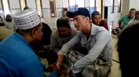 Kisah seorang pria bule yang masuk Islam karena mendengar azan, viral di Internet.  (Doc: Facebook.com/Abu Zahwa)